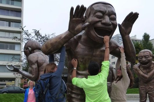 岳敏君給溫哥華帶來笑聲 (Amazing Laughter Sculpture Brought Laughter to Van)