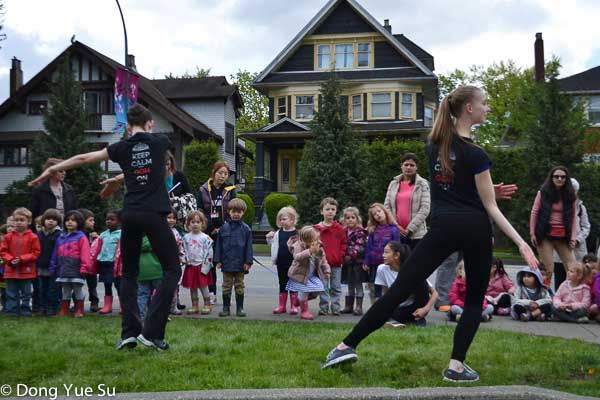 在藍天下跳街邊芭蕾 (Outdoor Student Ballet at the City Hall)